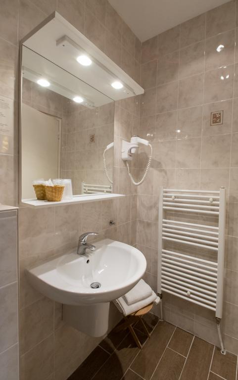 Au Bord Du Lac Hotel Saint-Remy-les-Chevreuse Exterior photo