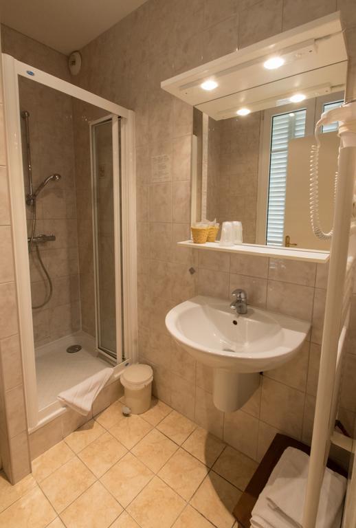 Au Bord Du Lac Hotel Saint-Remy-les-Chevreuse Exterior photo